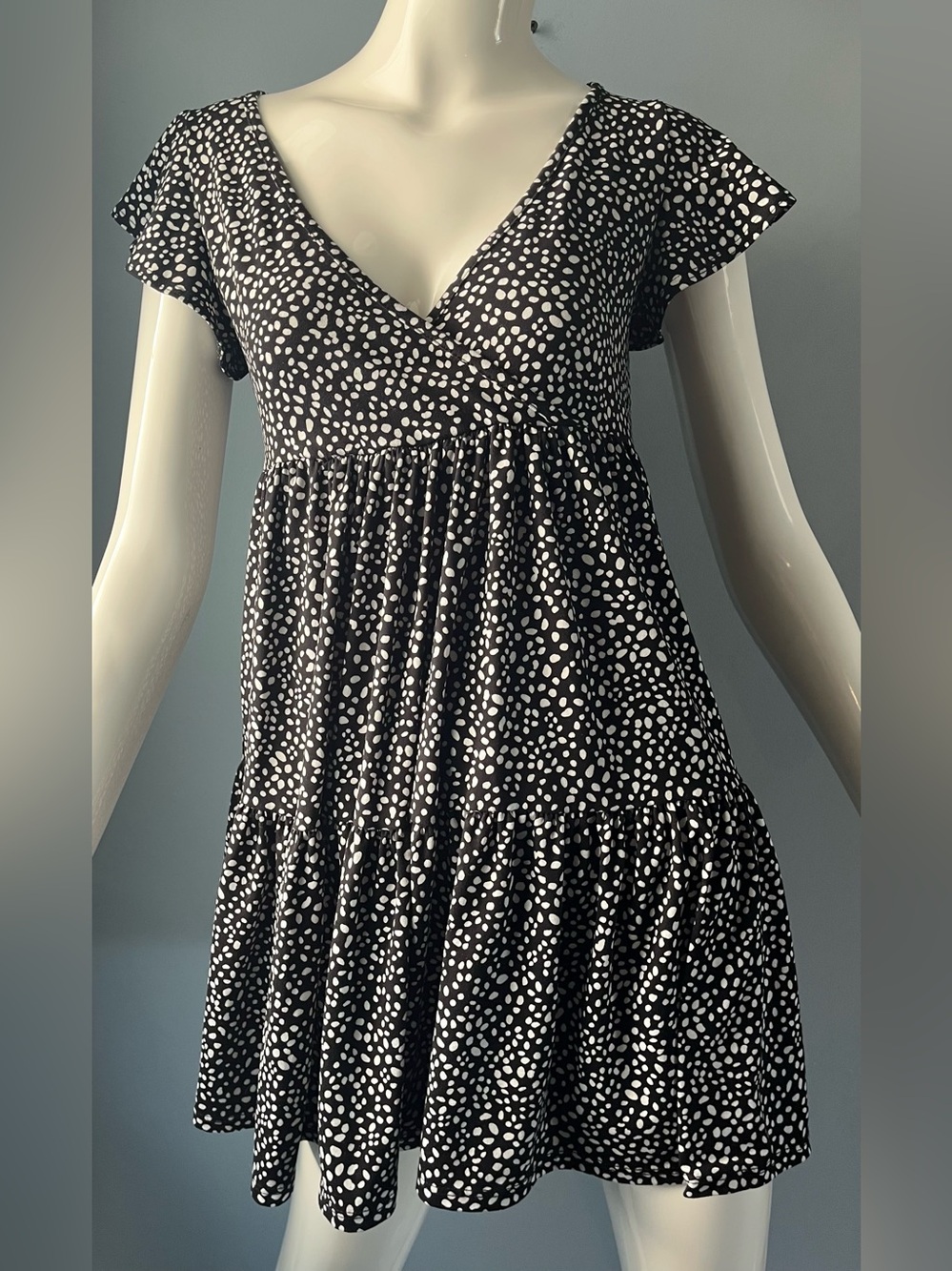 Jessica Simpson Black & White Dot Flowy Tiered Mini Dress Size S Flutter Sleeves